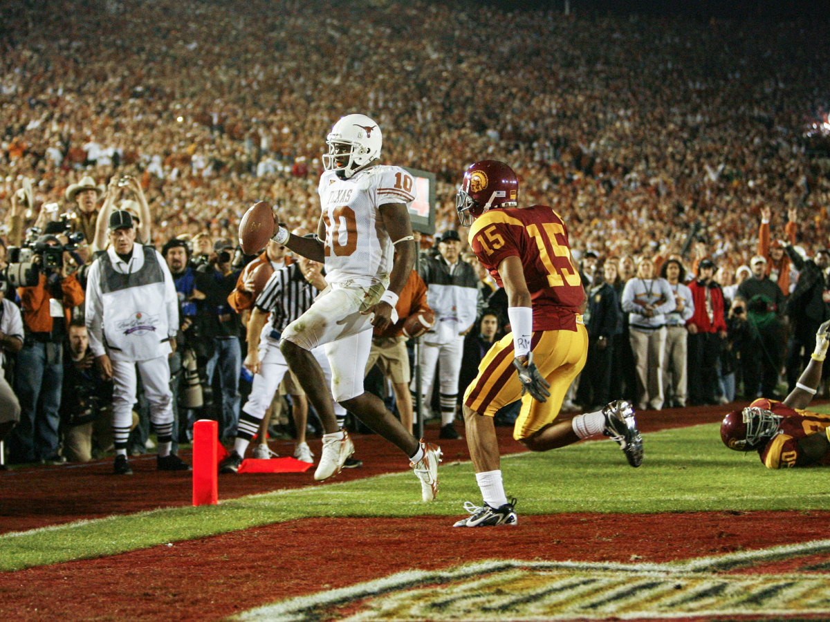 Texas QB Vince Young scores against USC